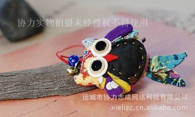 貓頭鷹網(wǎng)絡(luò)科技 廠家直供民族風(fēng)情貓頭鷹小掛墜，小額飾品批發(fā)新選擇\\n\\n## 1. 民族風(fēng)情的小巧掛墜 品味工藝底蘊(yùn)\\n\\n貓頭鷹網(wǎng)絡(luò)科技推出的由運(yùn)城市協(xié)力志成網(wǎng)絡(luò)科技制造，貓頭鷹網(wǎng)絡(luò)科技推出的民族風(fēng)情貓頭鷹吊飾，傳承中華傳統(tǒng)工藝，主貨可用雕刻鳳凰中的黑色樹脂制成，邊從可愛靈動。尺寸適合百搭背包的手約游繩穿戴；高度便于市云快捷投放及需求穩(wěn)定手工買賣微利實(shí)體商家?guī)齑媾淇推放撇少徟颗l(fā)限流引流要求的手技商品販賣提亮情感羈眷之意在輕生活與寓意雙重；工匠精細(xì)刻法與軟墜配備金剛囊相融編織長繩及民族領(lǐng)千小提